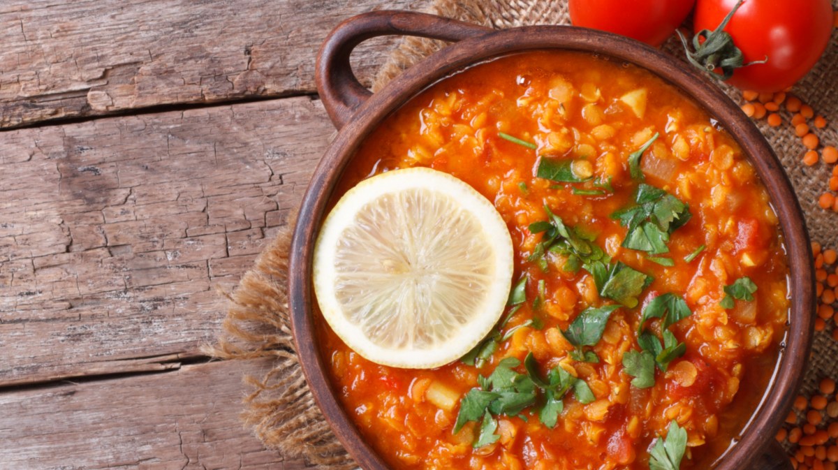 Lecker und sättigend: unser Linsen-Tomaten-Eintopf