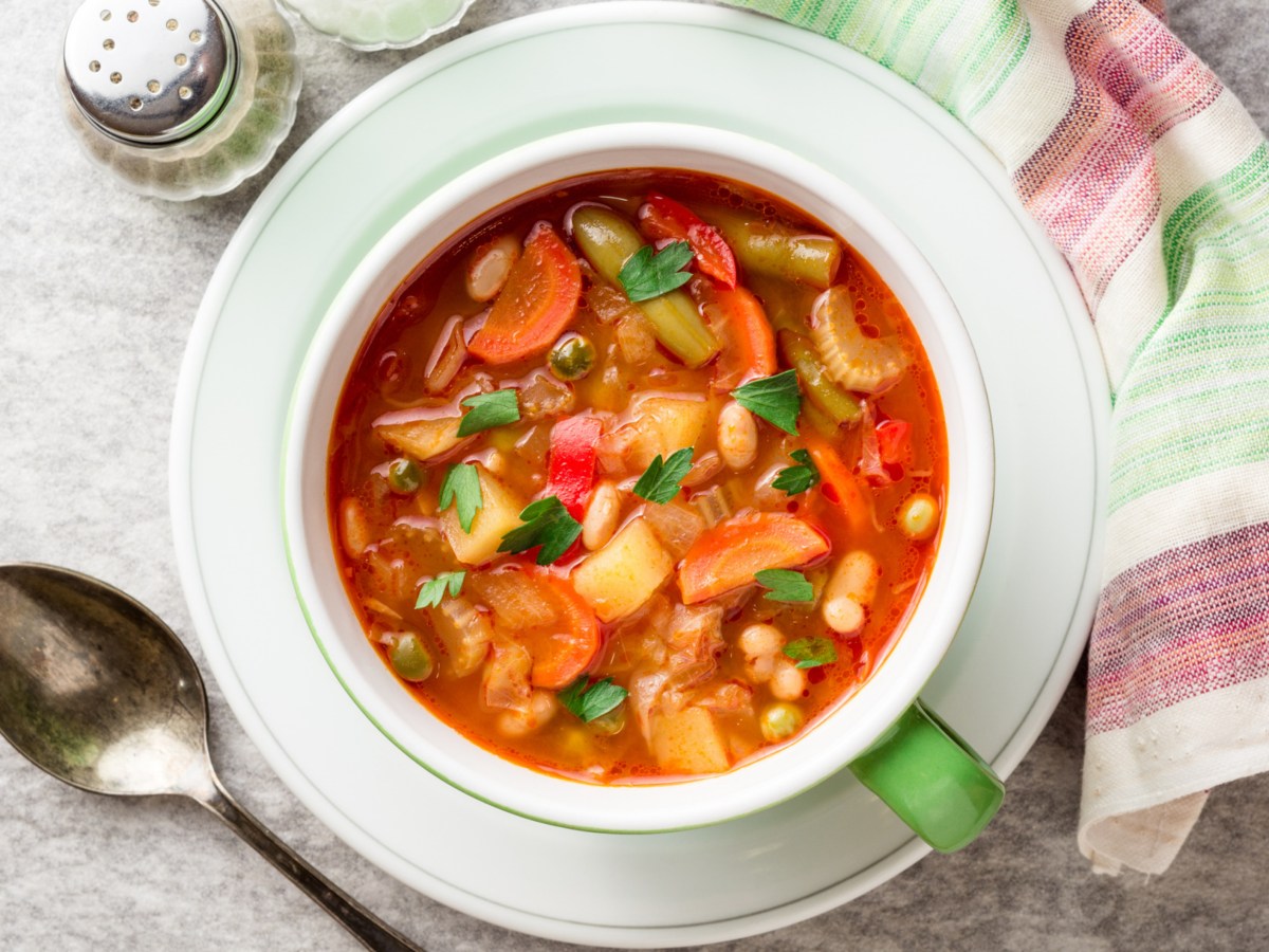 Minestrone in einer Tasse.