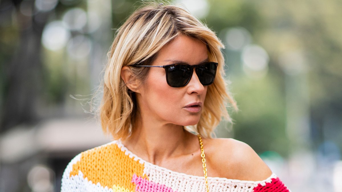 Frau ab 50 mit flotter Frisur