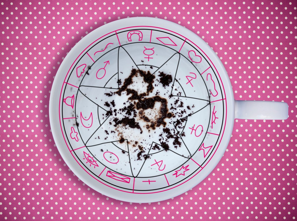 Kaffeesatz lesen, Kaffeetasse mit satz auf pinkem Hintergrund