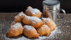Frittiertes Teig-Geb&auml;ck mit Puderzucker.