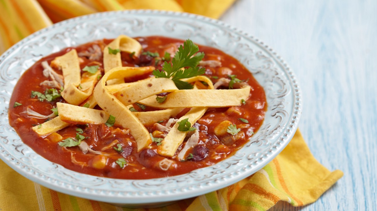 Mexikanische Suppe mit Bohnen, Mais und Tortillas.