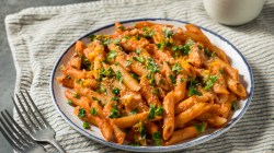 Penne-Nudeln mit Tomatenso&szlig;e und Basilikum.