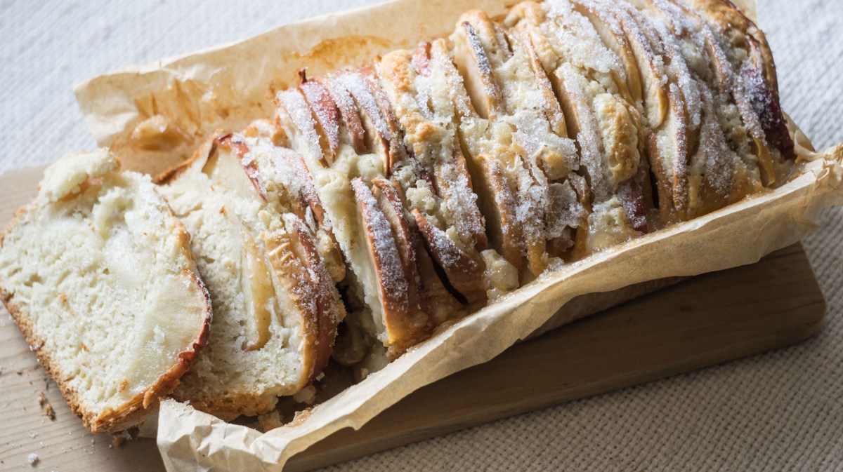 Apfelkuchen auf Backpapier.