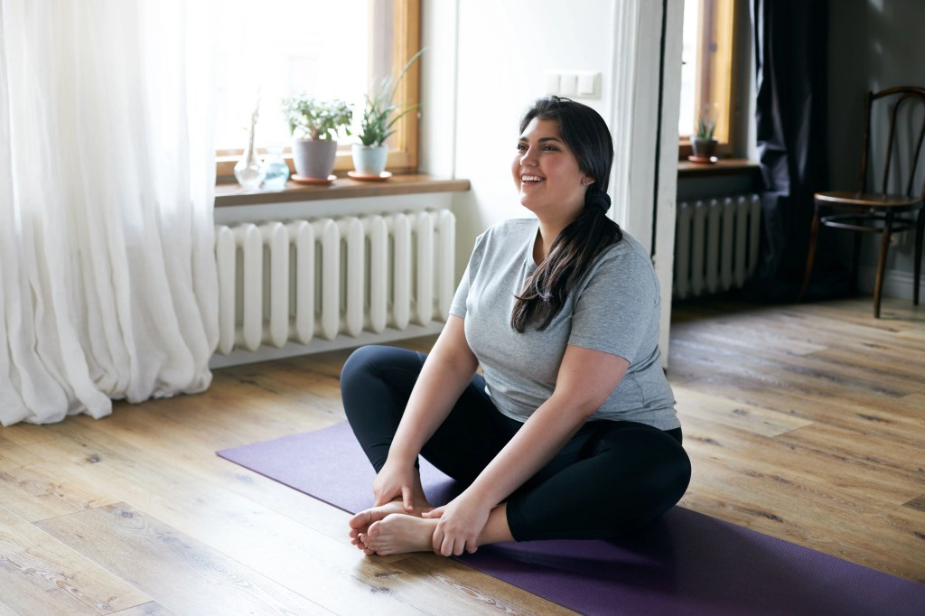 Yin Yoga Übung: Schmetterling Frau in Yogapose Schmetterling