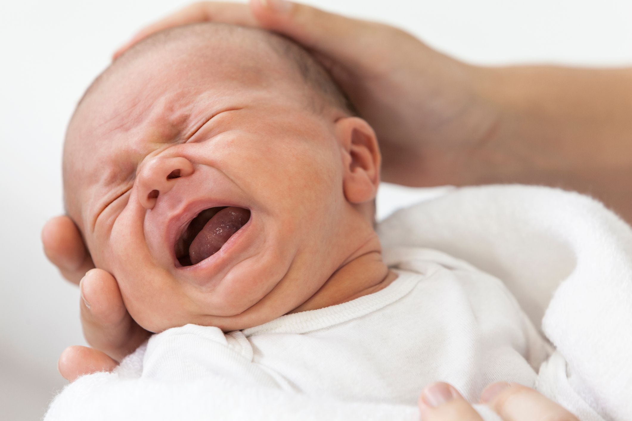 4 Wochen altes Baby: Schreien kann verschiedene Gründe haben