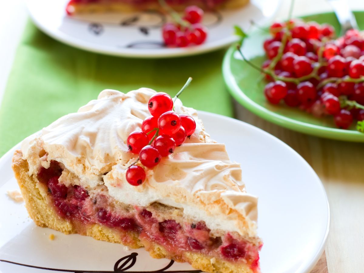 Johannisbeerkuchen mit Baiser: Fruchtig und leicht für warme Tage