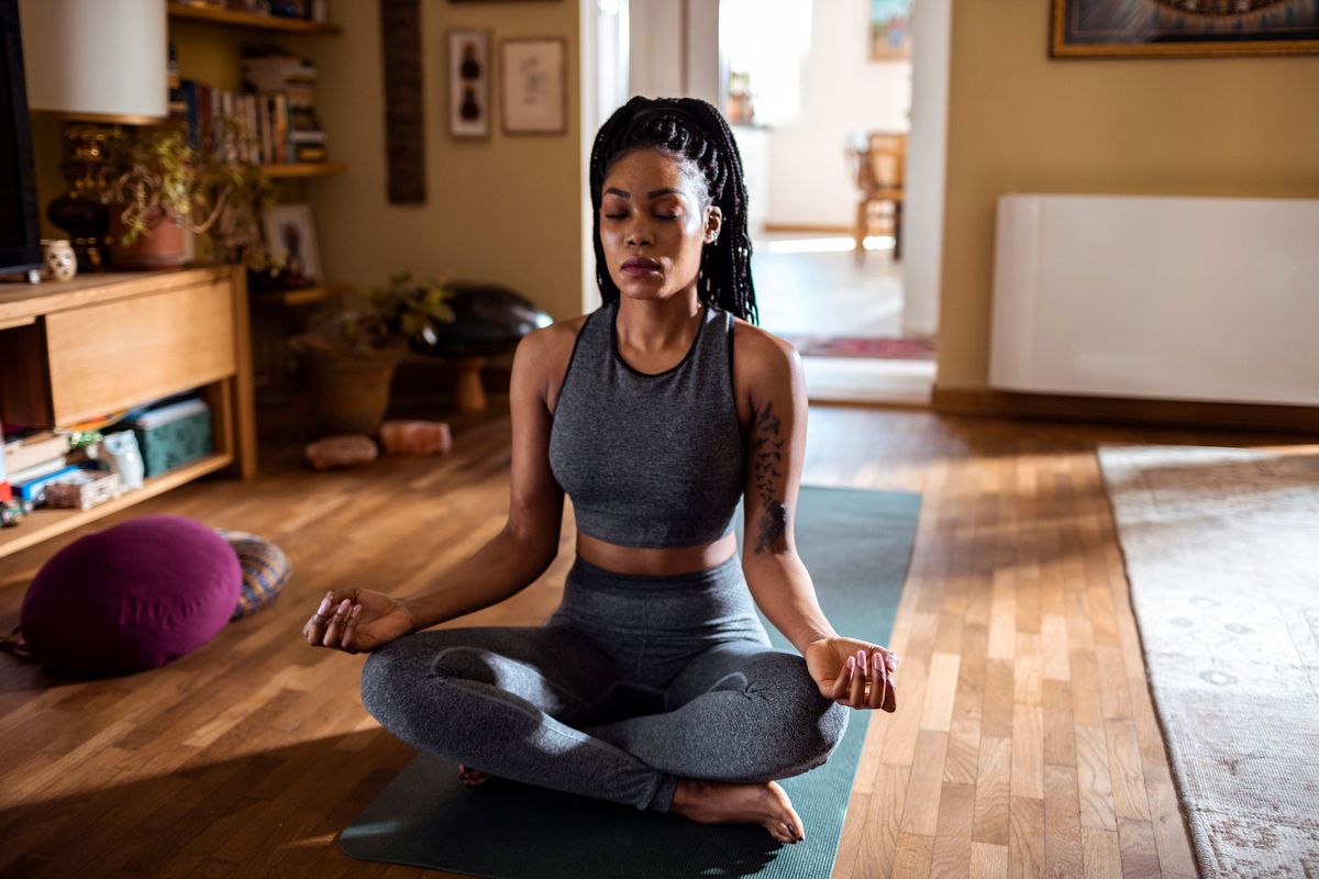 Frau macht Yoga-Übungen für Anfänger