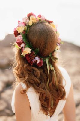 Eine Flower Crown ist ein schönes Accessoire für eine Hochzeitsfrisur