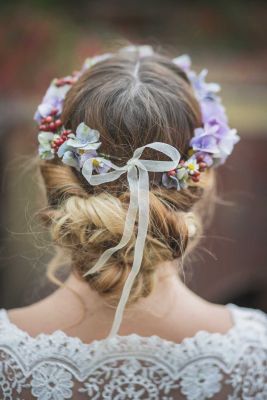 Flower Crowns sind als Hochzeitsfrisur im Sommer eine schöne Wahl