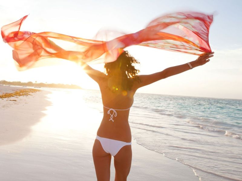 Strandtuch binden: So verwandelst du deinen Pareo zum Kleid