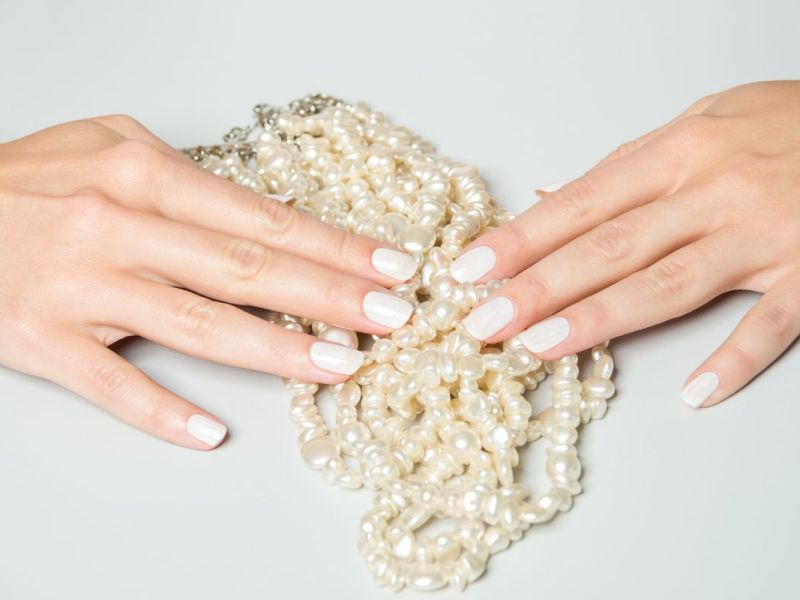 Beim Pearl Nails Nagel-Trend werden kleine Perlen auf die Fingernägel geklebt.