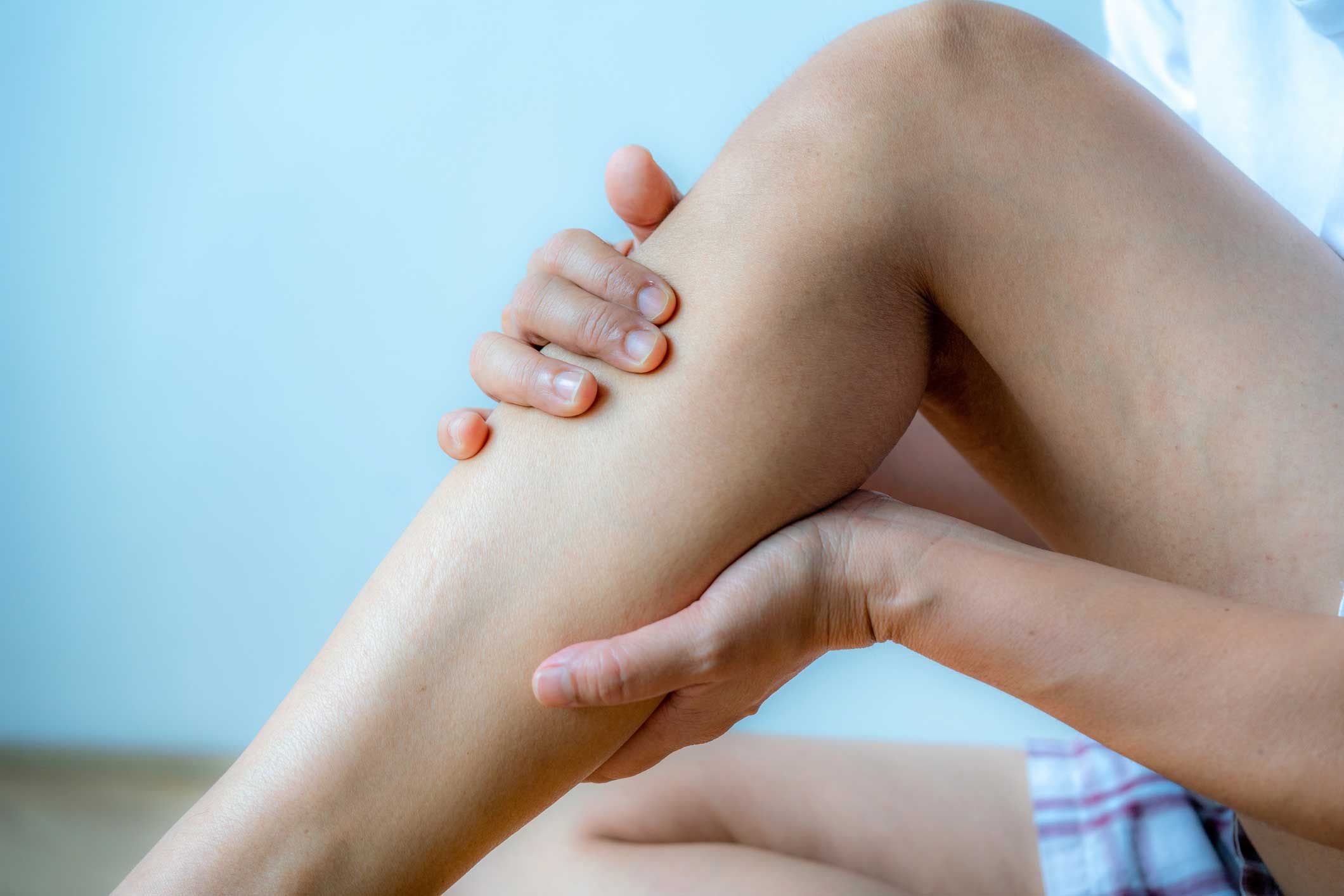 Ein Grund für geschwollene Beine und Füße kann ein Venenleiden sein