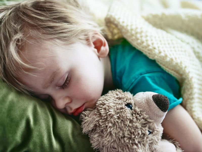 Kind krank: 8 Tipps, damit es trotz Erkältung nachts gut schläft