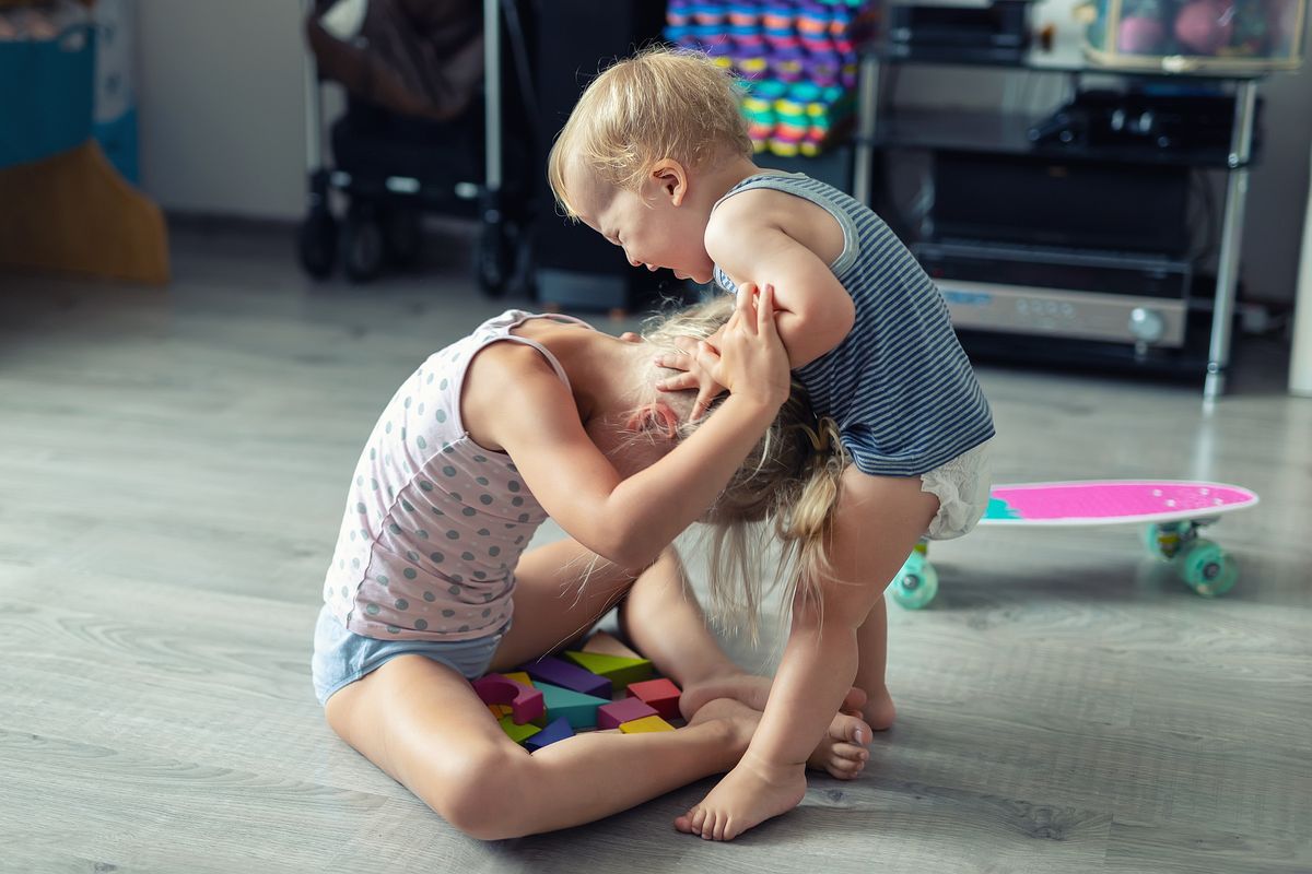 Geschwister-Rivalität: Was tun, wenn Kinder ständig streiten?