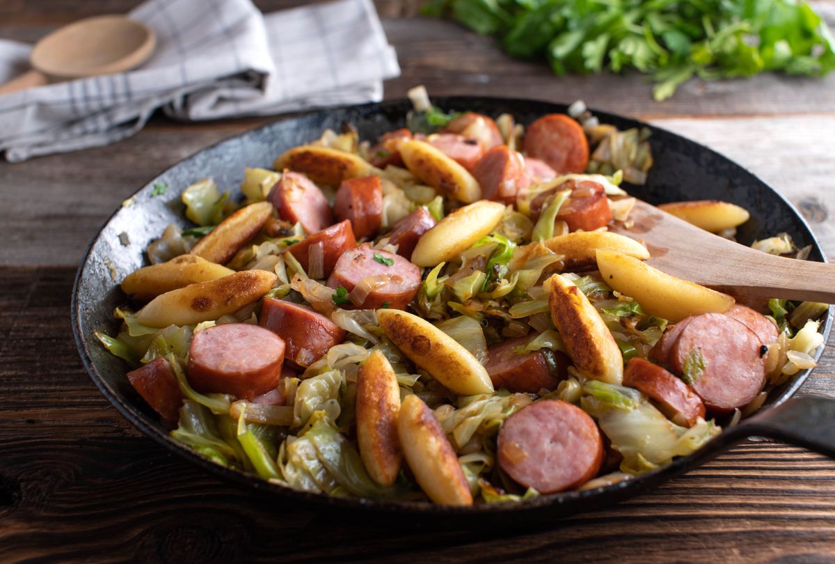 Schupfnudelpfanne mit Spitzkohl und Mettwurst