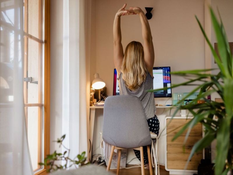Gegen Rückenschmerzen: 3 einfache Schreibtisch-Übungen, die die Haltung verbessern