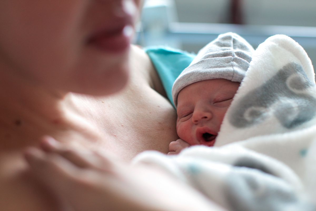 Bewegend: Mutter mit Brustkrebs säugt ihr Neugeborenes