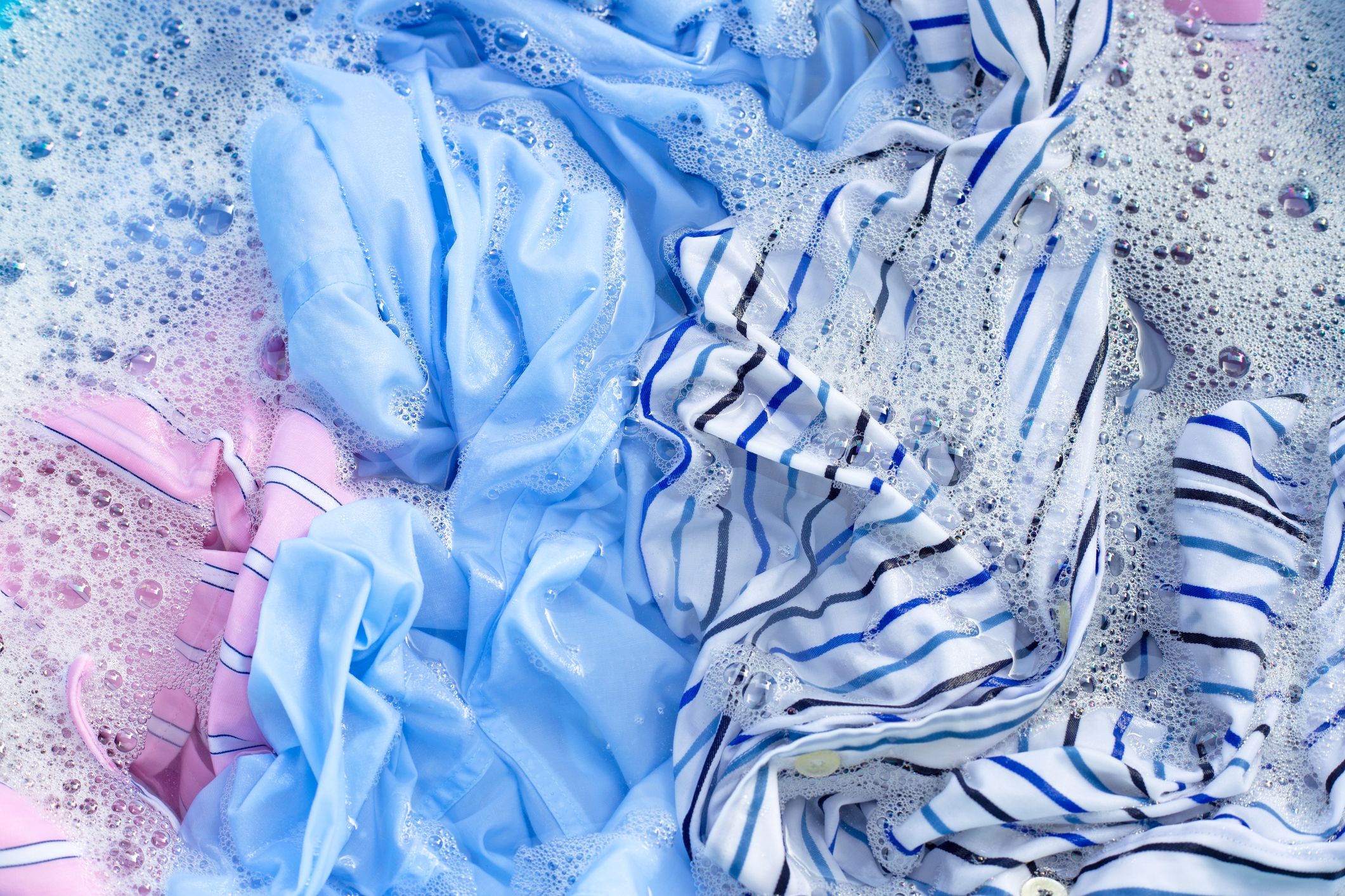 Blaue Streifen lassen sich oft auch mit weißer Wäsche waschen.