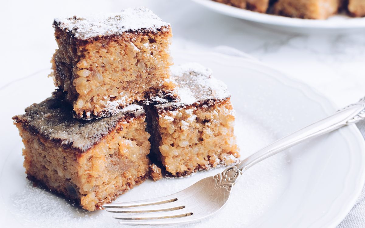 Saftiger Marzipan-Nusskuchen vom Blech mit Gabel