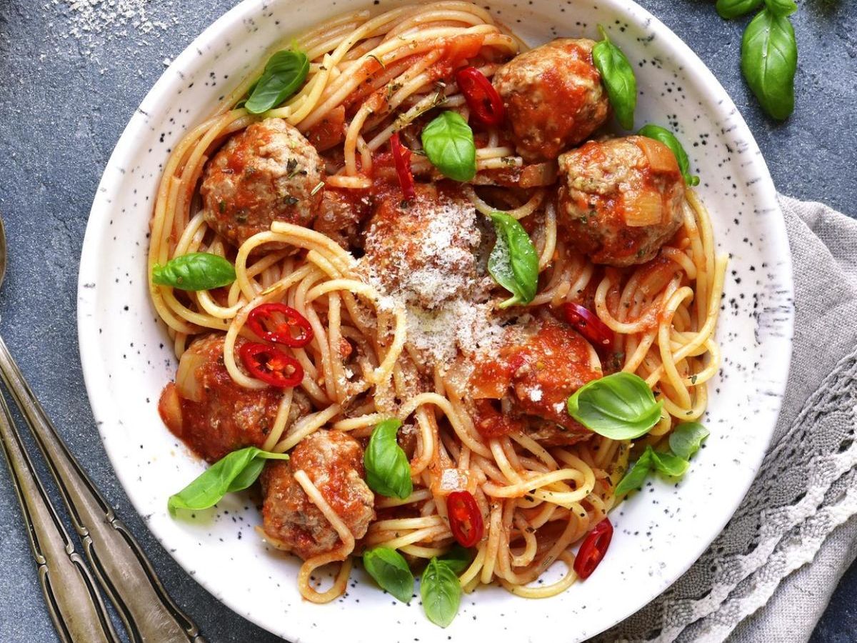 Tomatenpasta mit Hackbällchen: Schneller Genuss für jeden Tag