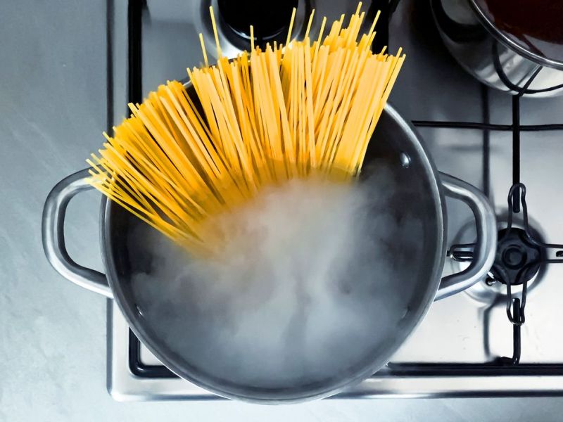 Topf mit Nudelwasser und Spaghetti