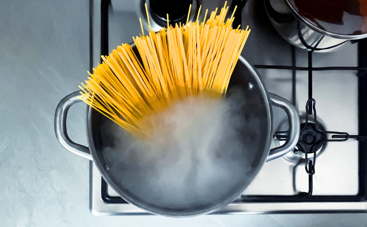 Topf mit Nudelwasser und Spaghetti