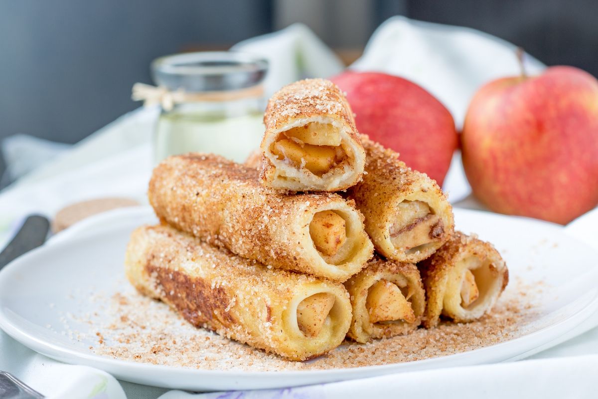 Apfel-Toast-Röllchen auf einem weißen Teller.