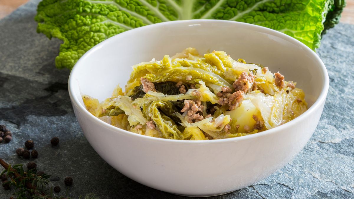 Wirsing-Eintopf mit Kartoffeln und Hackfleisch