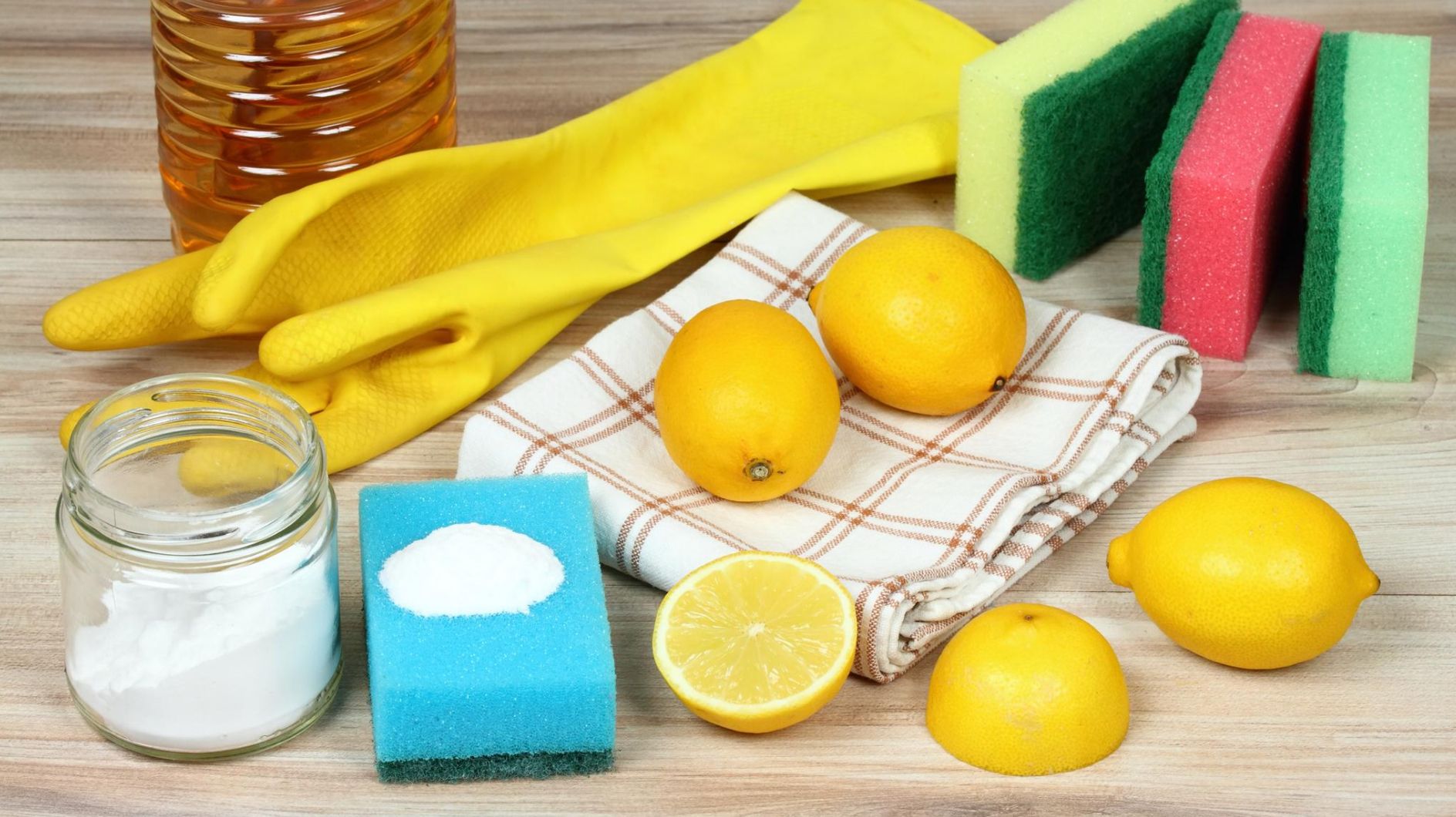 Backpulver, Zitronen, Schwämme und ein Handschuh zum Reinigen der Duschdichtung.