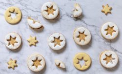 Gefüllte Eierlikör-Sterne auf Marmorplatte