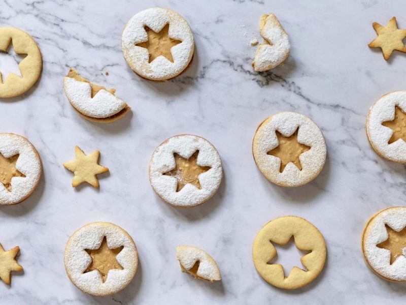 Gefüllte Eierlikör-Sterne auf Marmorplatte