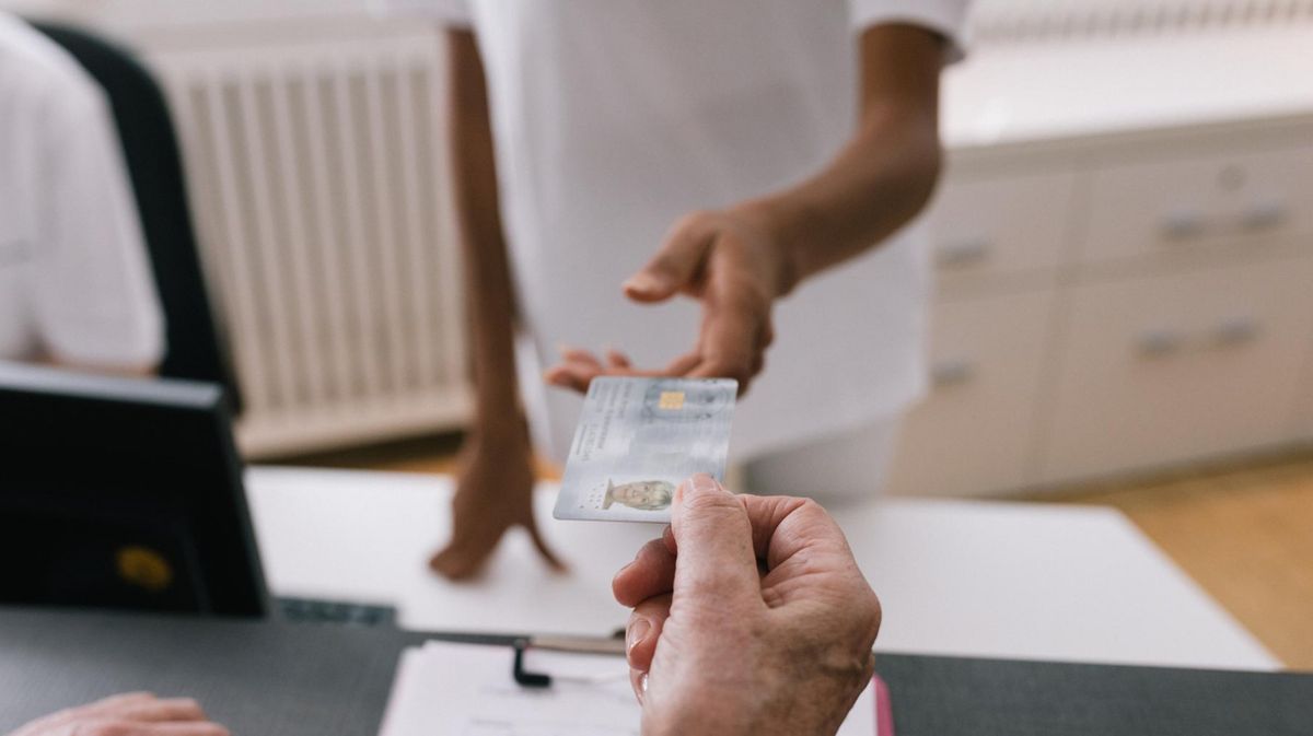 Krankenkassenbeiträge sind gestiegen: Lohnt sich ein Wechsel?