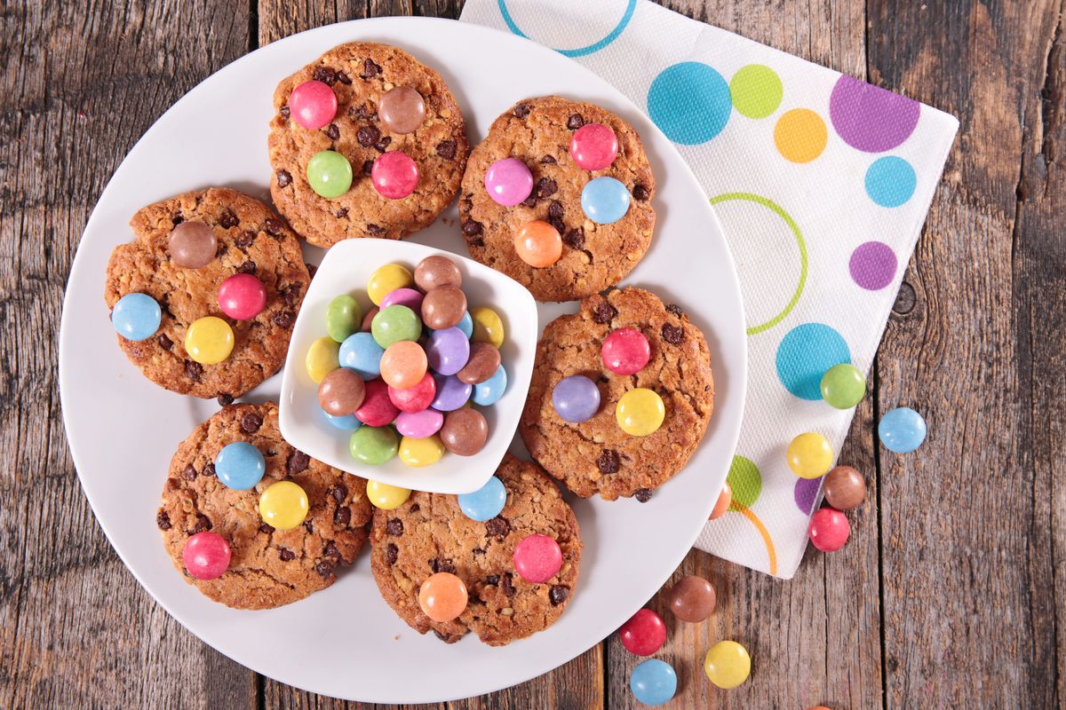 Bunte Smarties-Kekse: Geniales Karnevals-Rezept für Groß und Klein