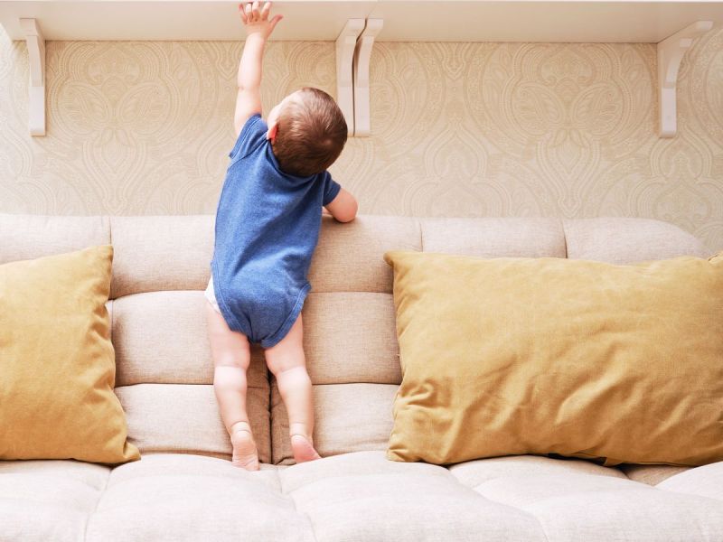 Kinder schützen: 4 Gefahrenquellen im Zuhause, die Eltern vermeiden sollten