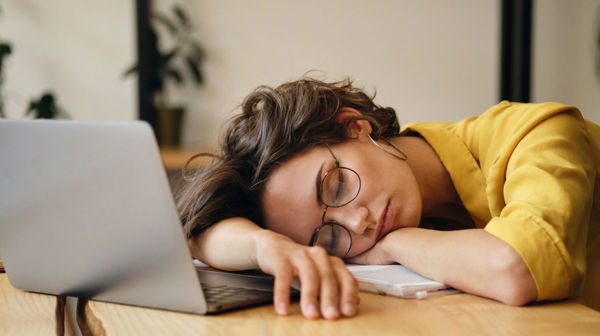 Powernap: Warum ein Nickerchen auf der Arbeit wahre Wunder bewirken kann