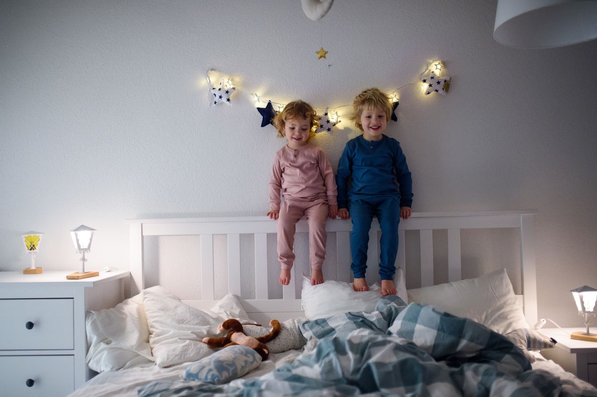 Gibt es ein Alter, ab welchem Kinder besser in ihrem eigenen Bett schlafen sollten?