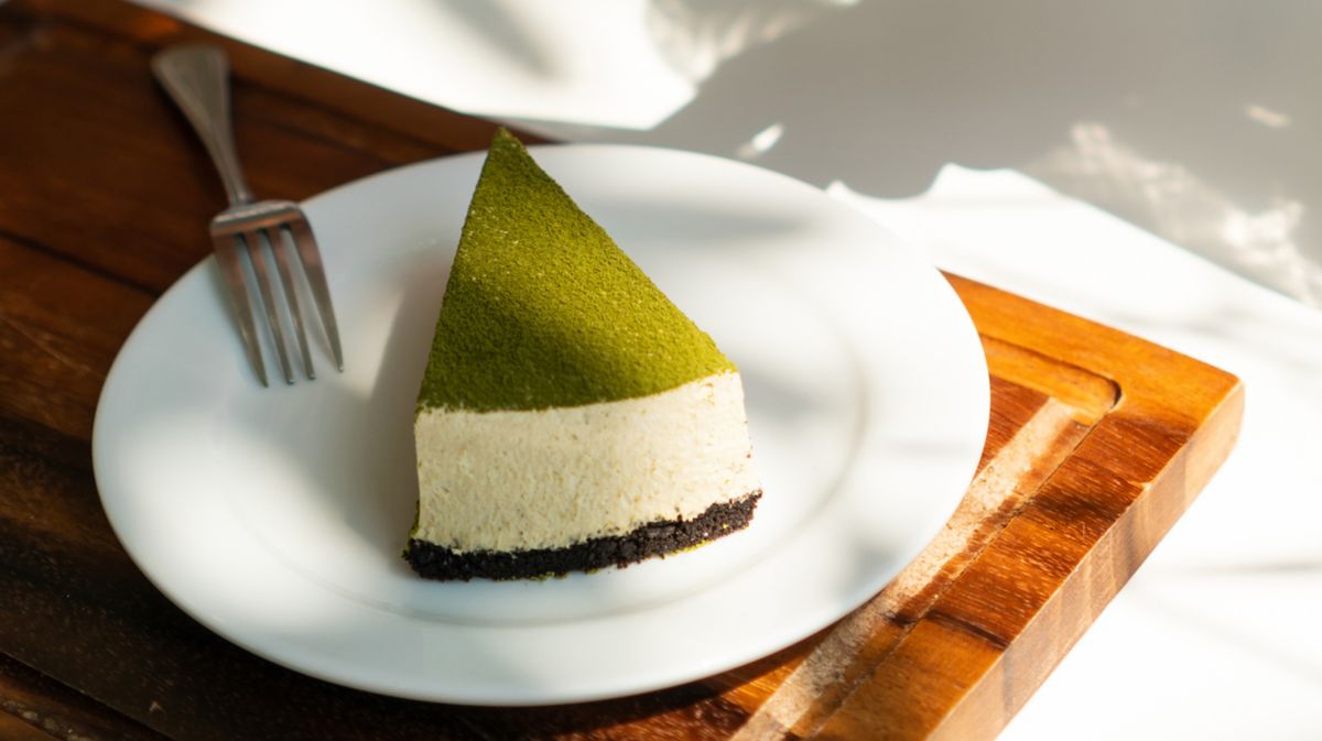 Mooskuchen bekommt seine gr&uuml;ne Farbe von Kaffeepulver.