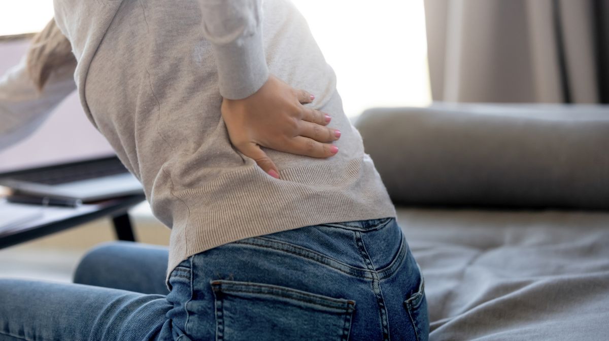 Eine Entzündung des Ischiasnervs äußert sich meist in starken Rückenschmerzen.