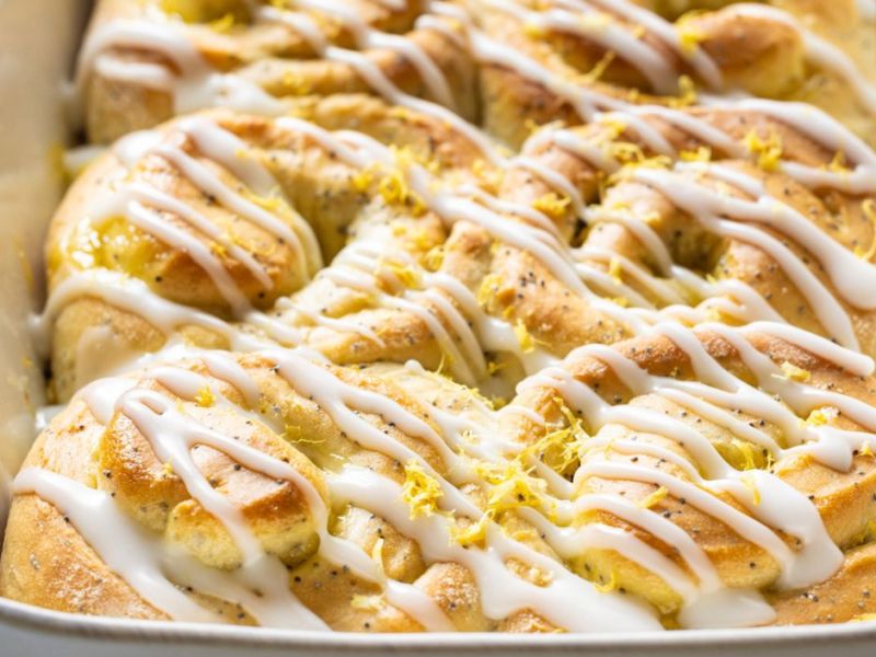 Zimtschnecken mit Zitronen und Mohn in einer Backform.