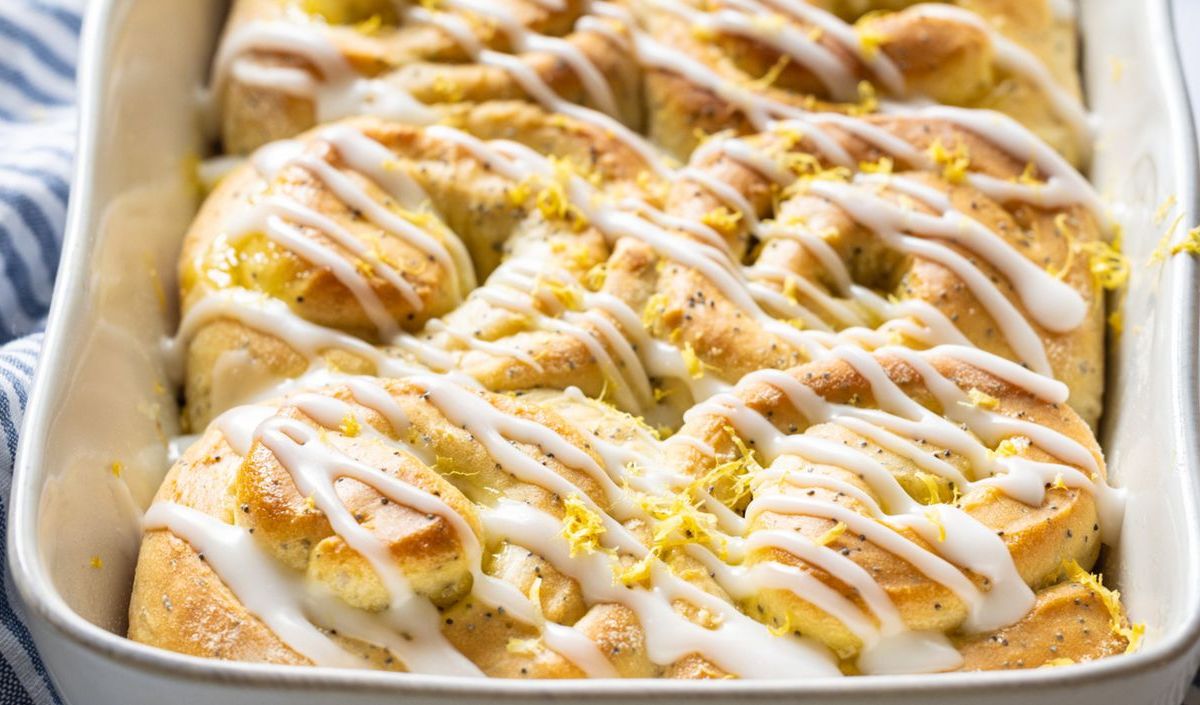 Zimtschnecken mit Zitronen und Mohn in einer Backform.