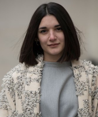Glattes, schulterlanges Haar mit Mittelscheitel ist ein zeitloser Look f&uuml;r jede Lebensphase.
