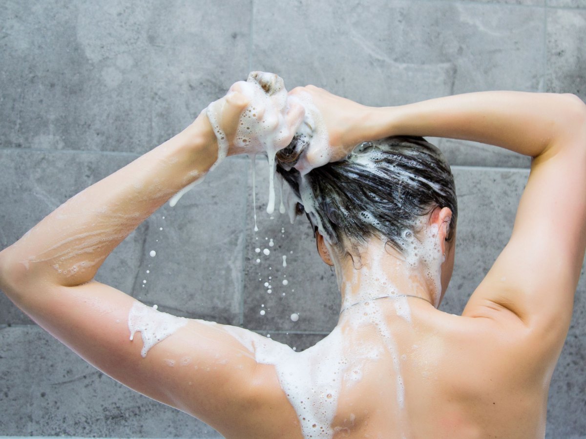 Überraschend: Das passiert, wenn du deine Haare nur einmal pro Woche wäschst