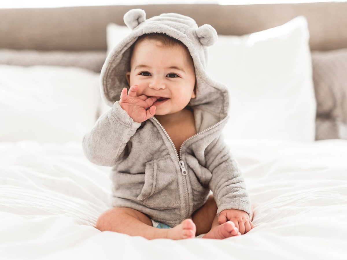 Portrait eines kleinen Jungen auf einem Bett