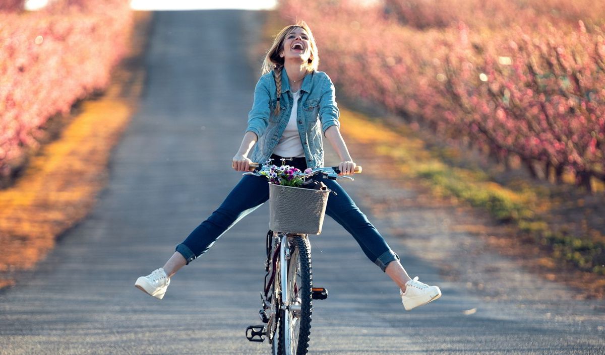 Frau auf dem Fahrrad. 