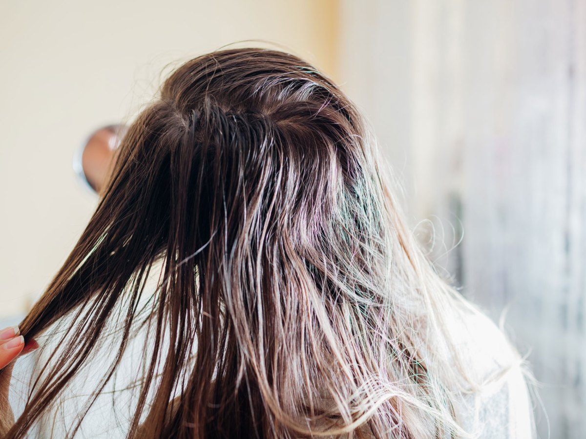 Haare nur mit Wasser waschen: Funktioniert Haarewaschen ohne Shampoo wirklich?