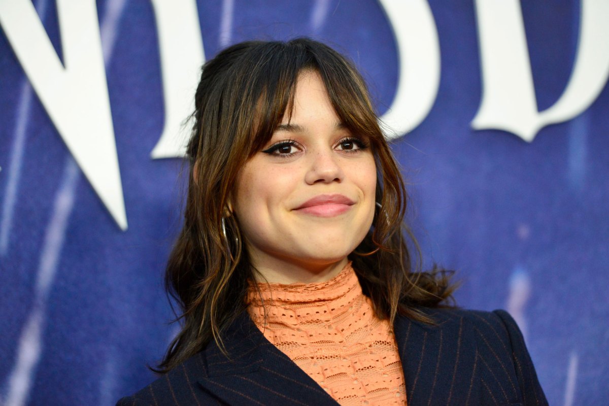 Jenna Ortega mit fransigem Long-Bob.