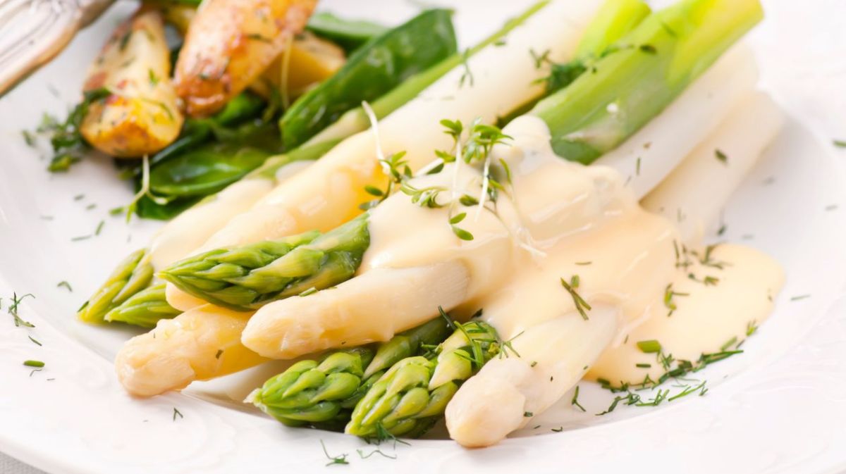 Spargel mit Kartoffeln und Sauce hollandaise