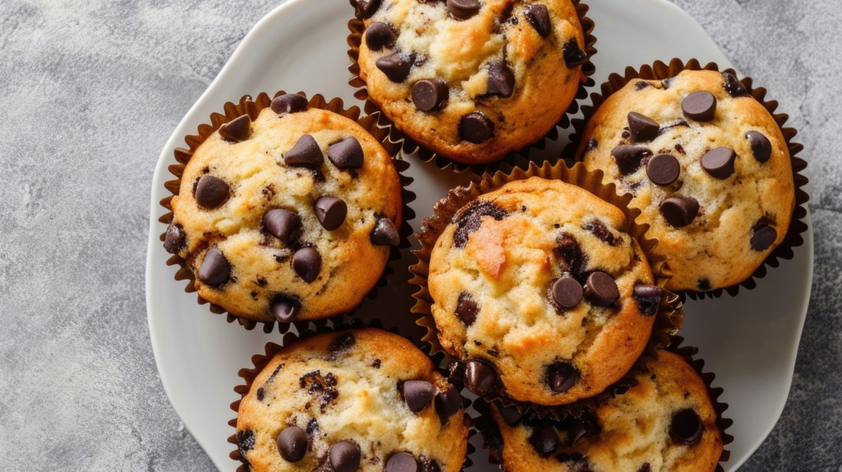 Muffins mit Schokostückchen auf weißem Teller.