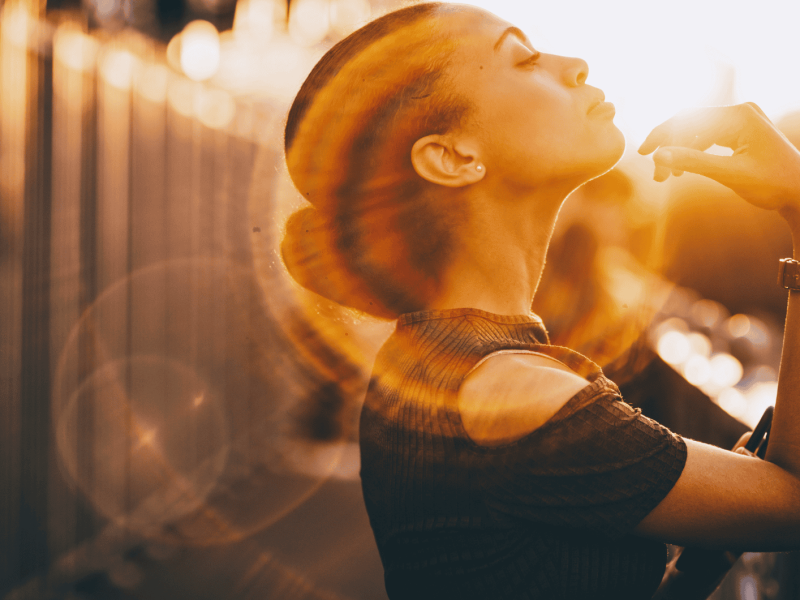 Schönes Porträtprofil. Junges Mädchen genießen den Sonnenuntergang. Romantische Stimmung.